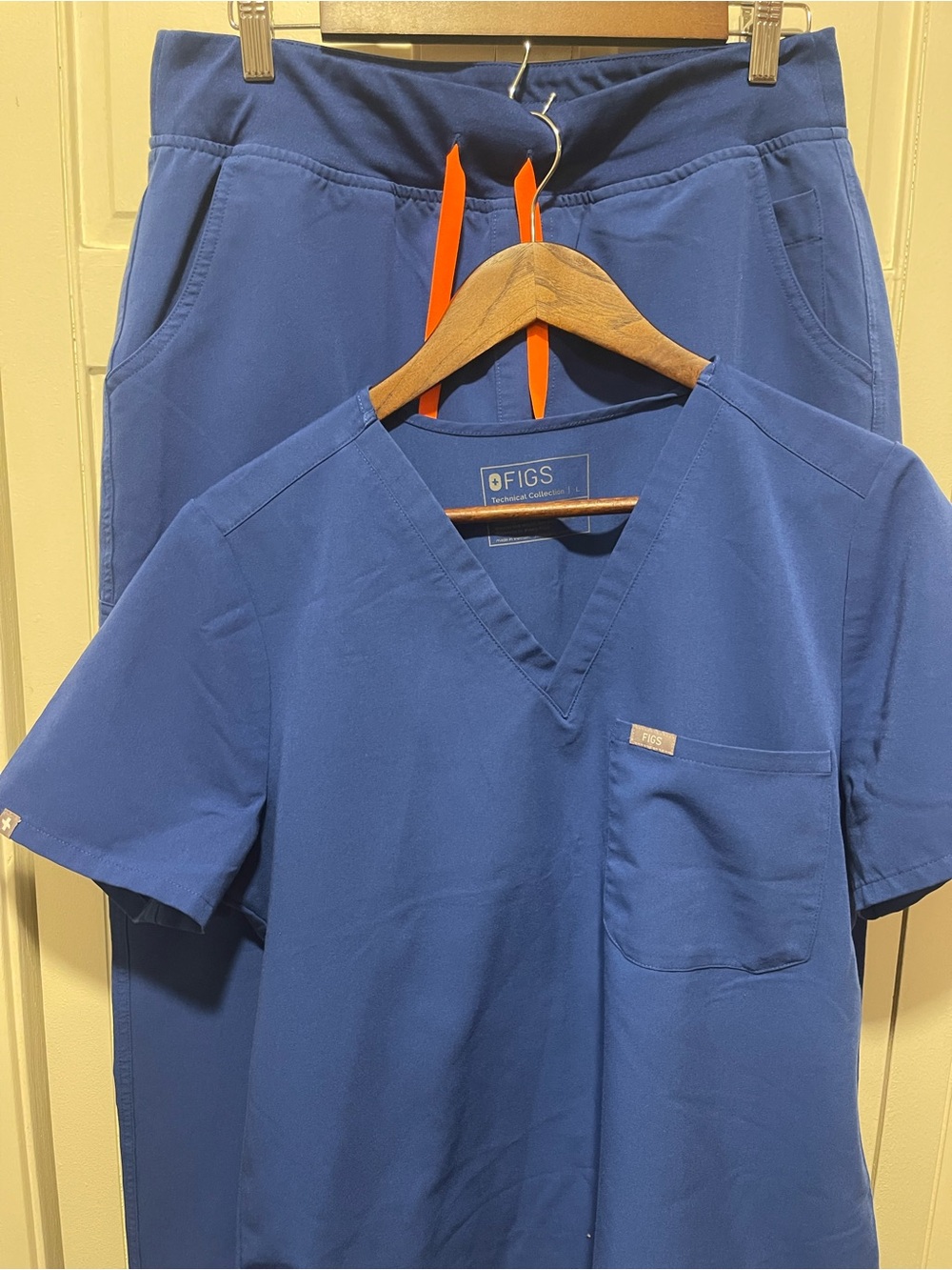 FIGS Women Royal Blue Short Sleeve V-Neck Top large and tall large bottom